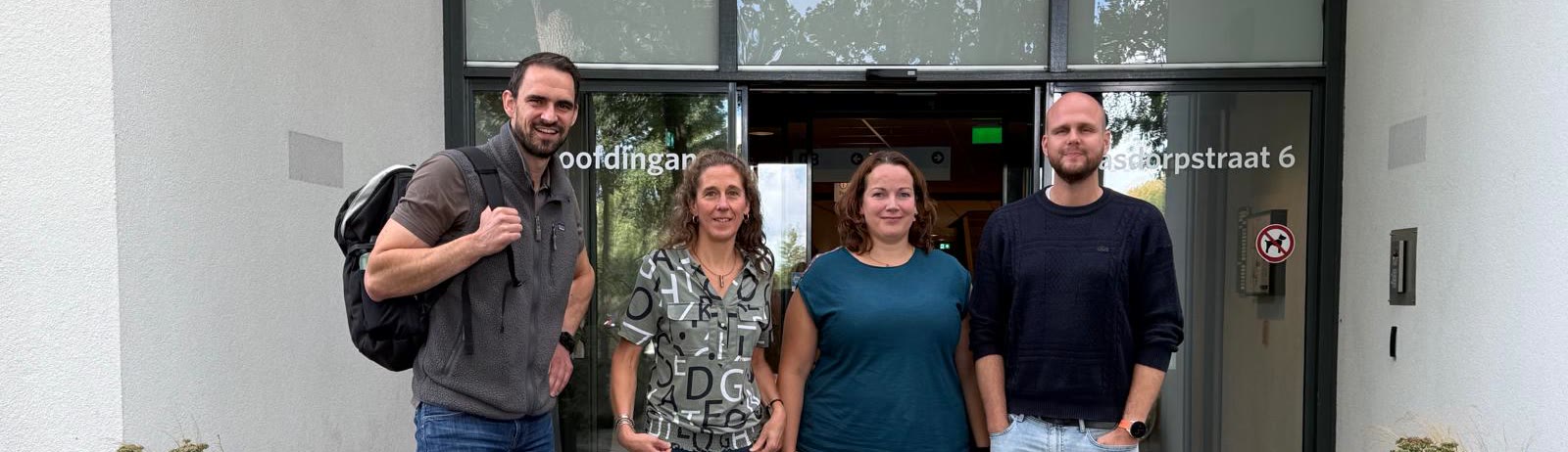 Rob met het team van Dimence Verslavingspsychiatrie voor de hoofdingang