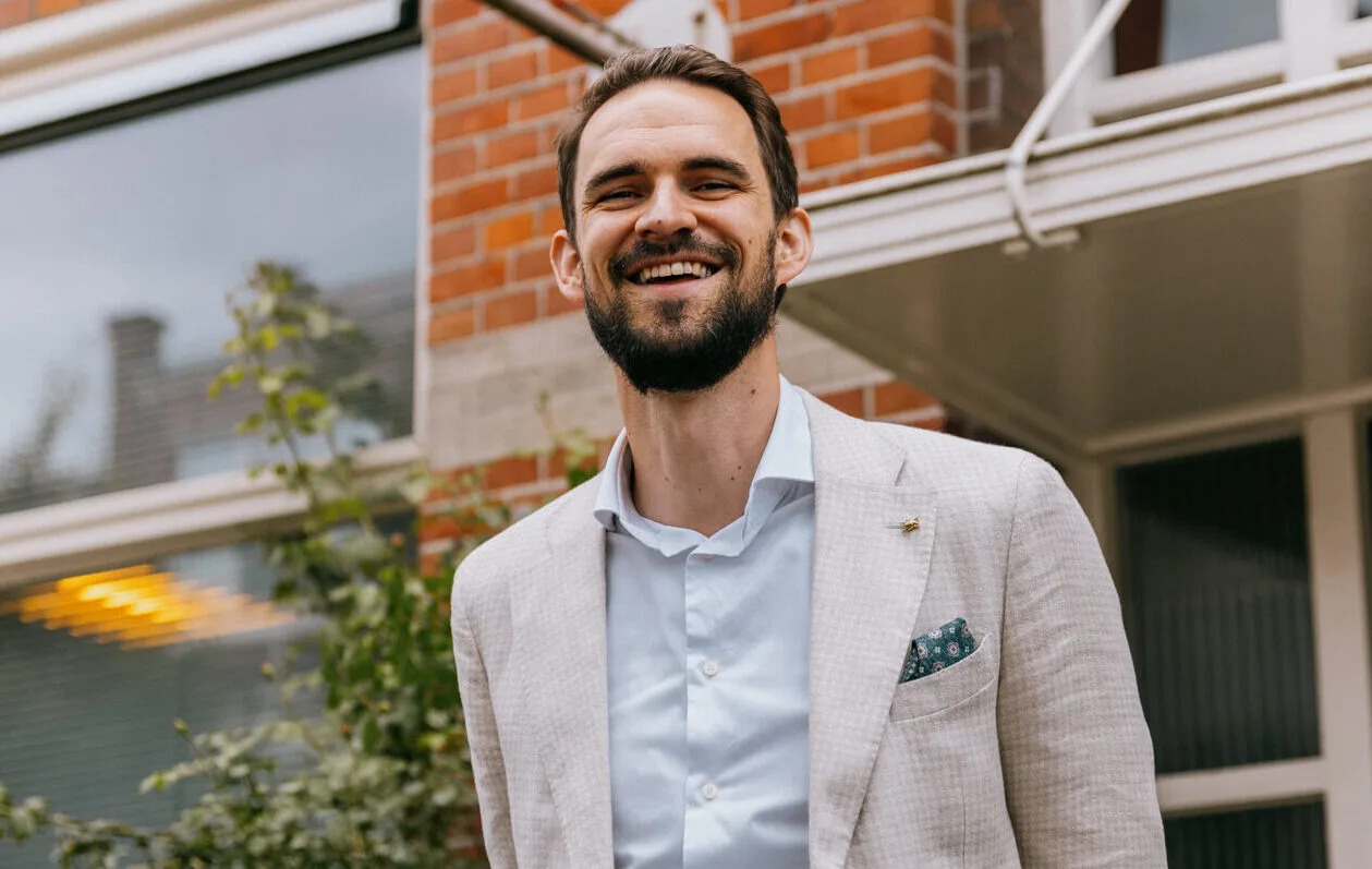 Rob Orsel staat buiten voor Empower
